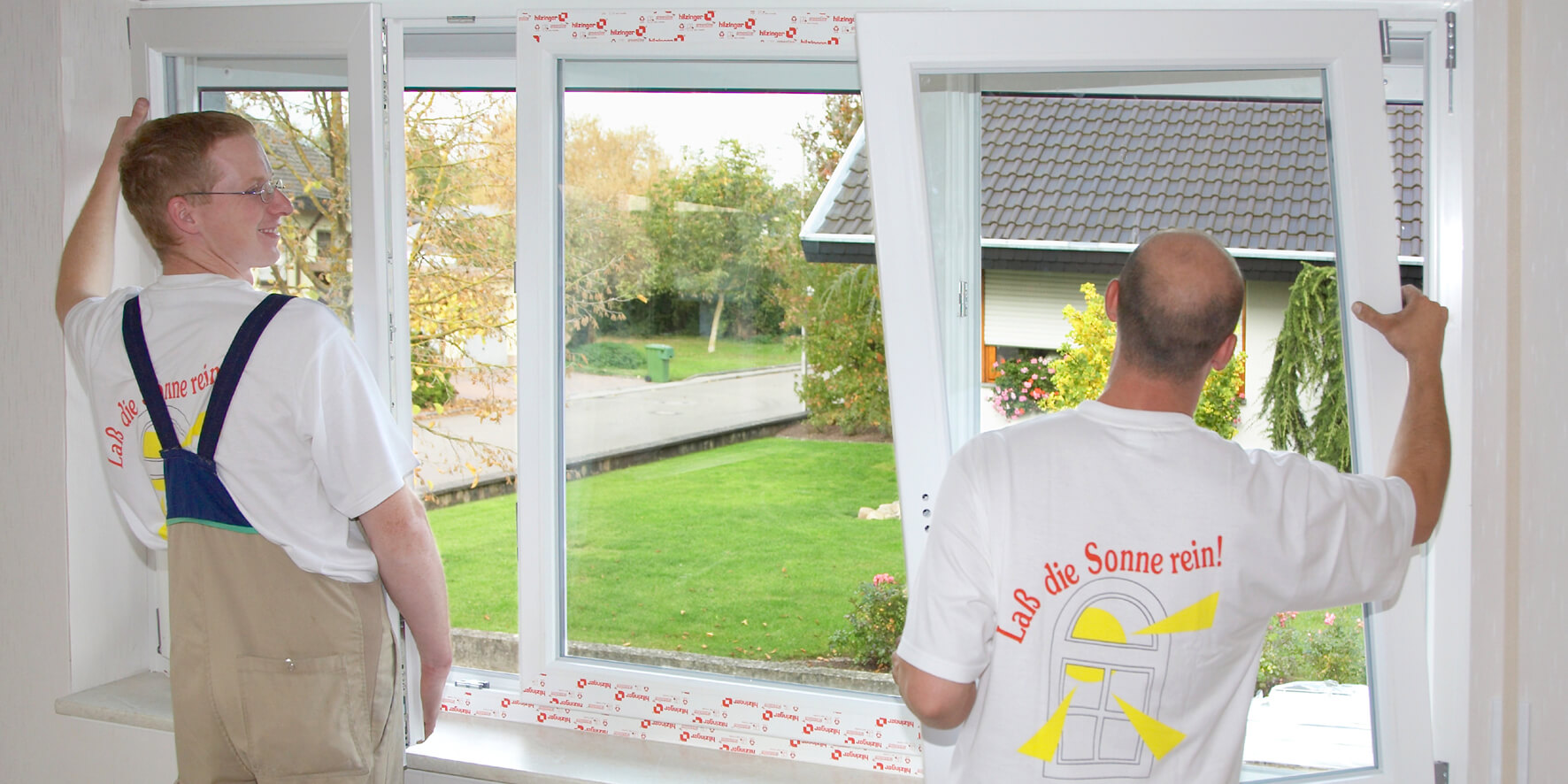 Zwei Monteure aus Karlsruhe die ein Fenster einbauen